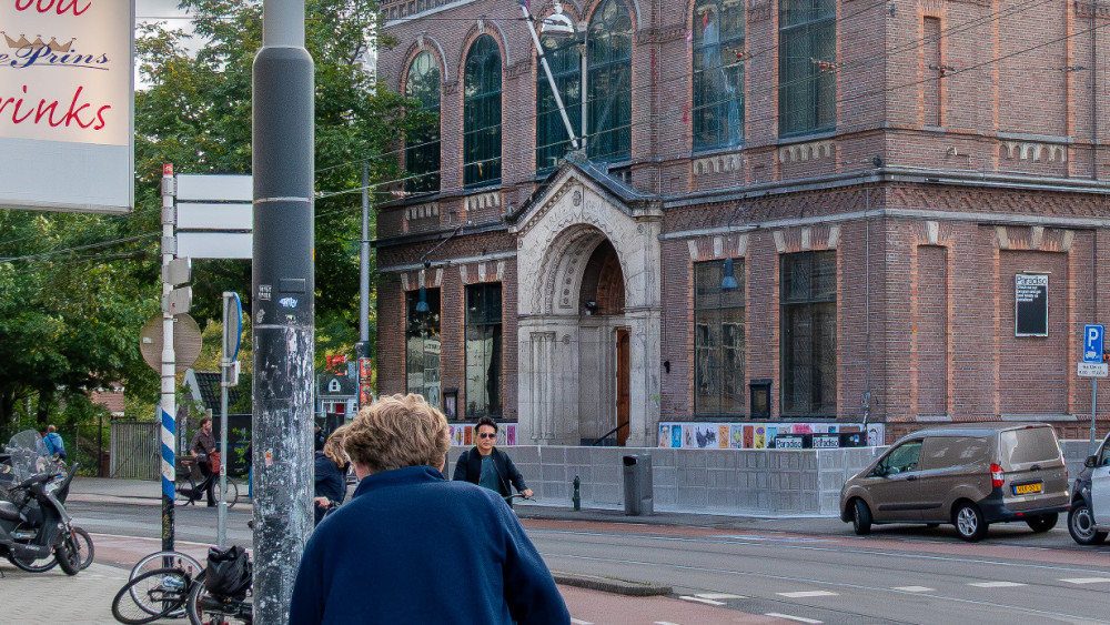 Vrouwen van fiets gereden en mishandeld op Weteringschans