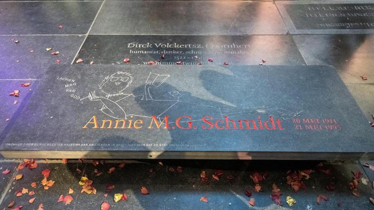 Steen voor Annie M.G. Schmidt met tekening van Fiep Westendorp in de Nieuwe Kerk