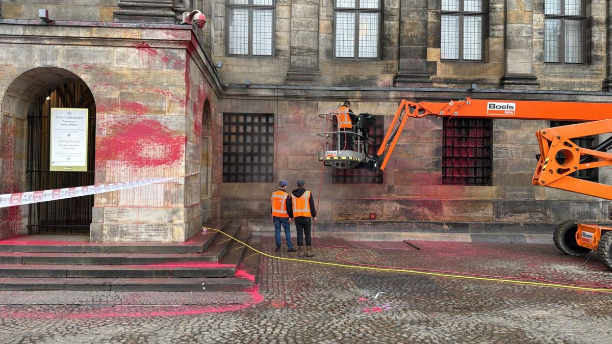 Le palais de la place du Dam a été maquillé avec de la peinture rouge et le texte « fuck Israel », Halsema qualifie cette action de « scandaleuse »