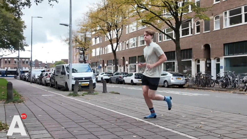 Chris loopt marathon op sokken voor zijn moeder die al op haar 54ste Alzheimer kreeg