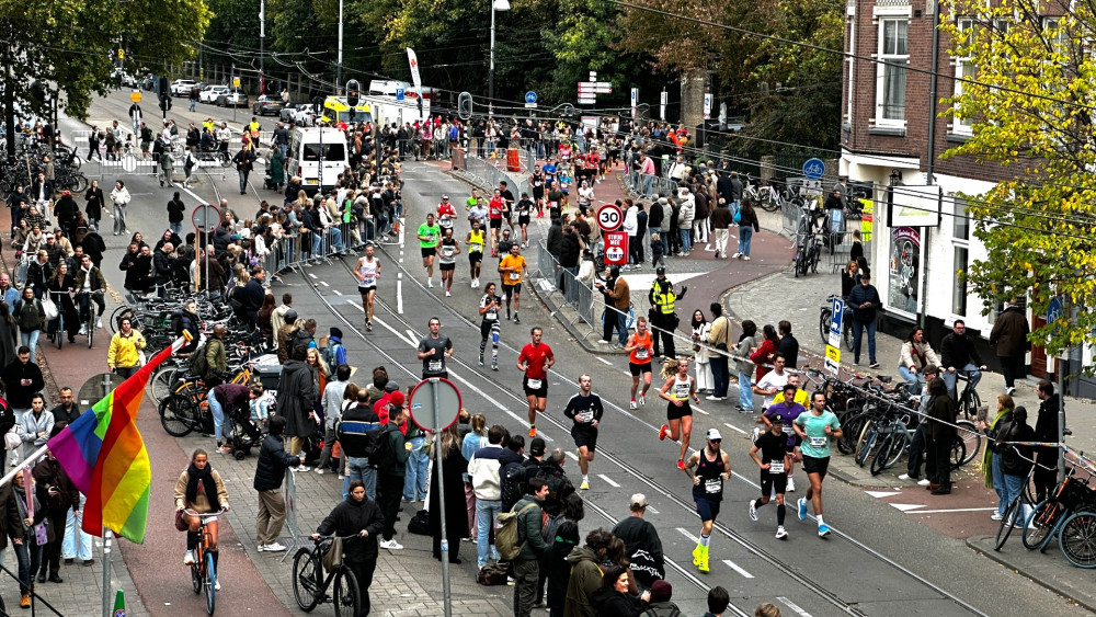 Tienduizenden rennen Amsterdam Marathon door de stad