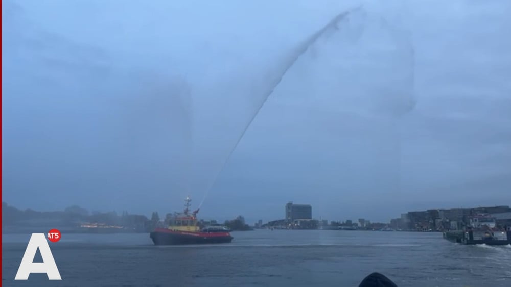'Erewater' in de lucht gespoten voor medewerker havenbedrijf die na 40 jaar met pensioen gaat
