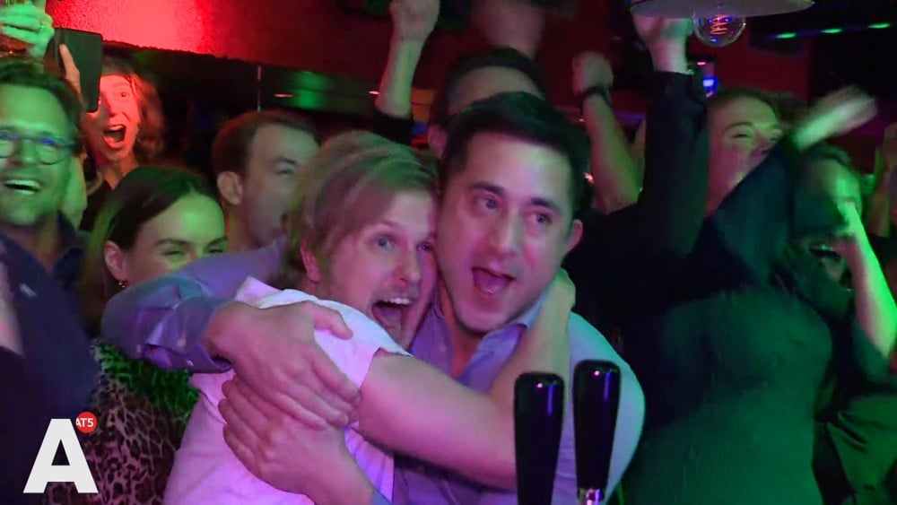 D66'ers in café door het dolle heen na exitpoll