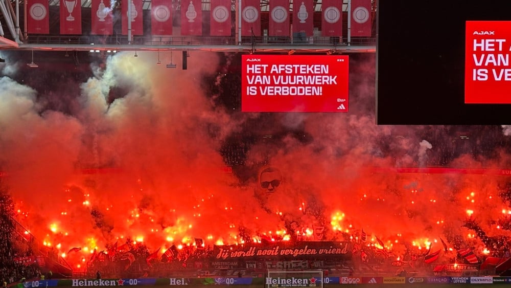 Sfeeractie voor verongelukte Ajax-supporter, wedstrijd tijdelijk stilgelegd