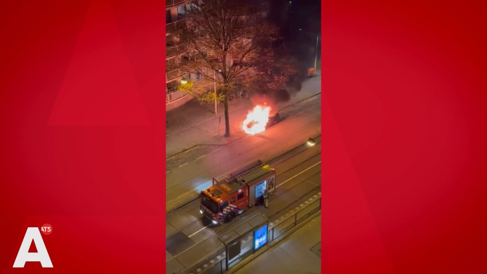 Taxi vliegt in brand op Hoofdweg