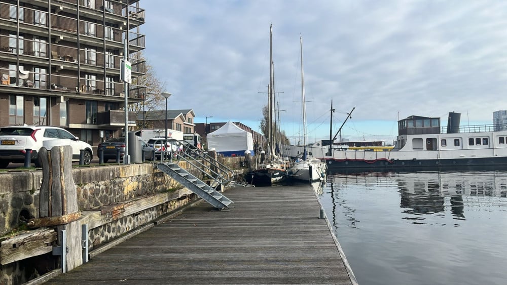 Lichaam gevonden in boot bij Borneokade, ook dode in het water bij Nieuwendammerdijk