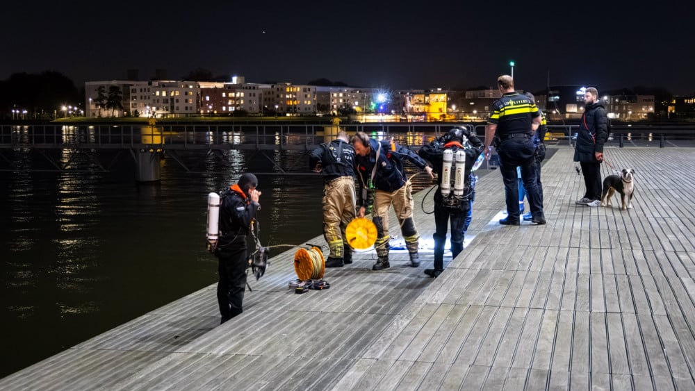 Brandweer redt man uit het IJ bij Centraal Station