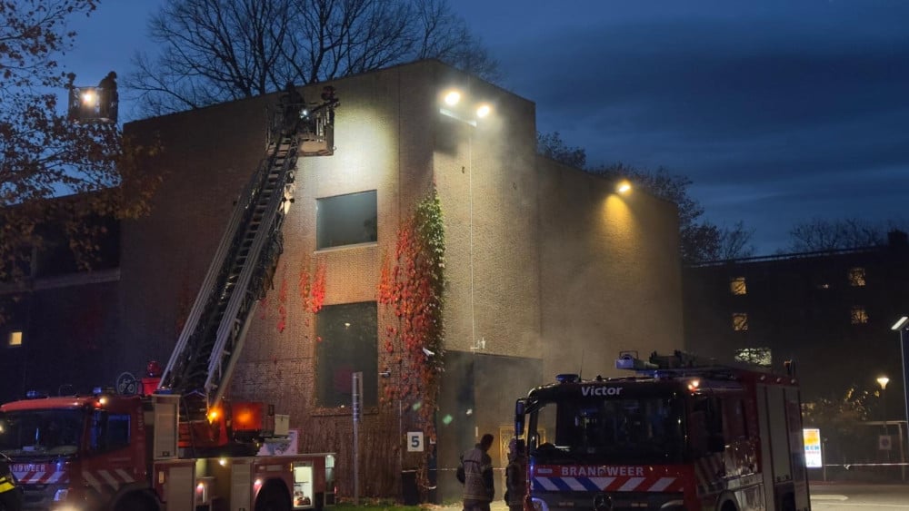 Brandweer met veel materieel bij brand in bedrijfsverzamelpand