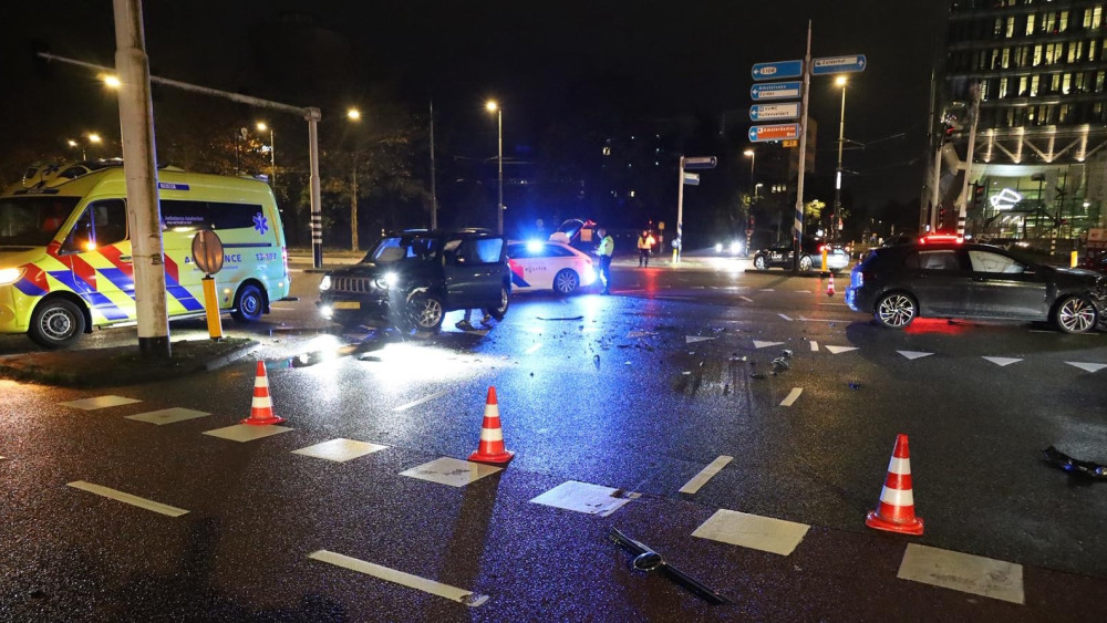 Aanrijding op kruispunt bij A10 Zuid, afrit dicht