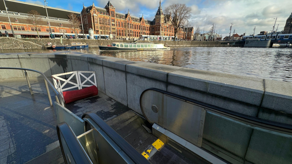 Rode lopers fietsenstalling CS weggehaald, reparatiewerk nog bezig