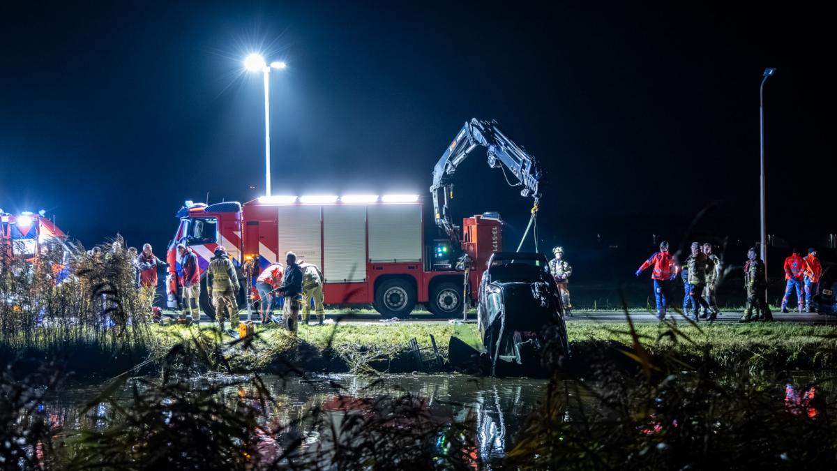Vrouw (25) uit Diemen overleden nadat auto in sloot belandt