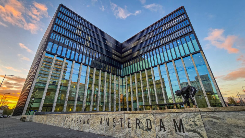 Psychotische man probeert huisgenote met veel geweld te doden: geen cel, wel behandeling