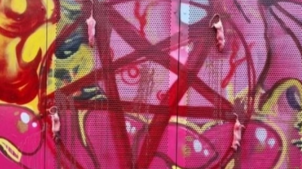 Dierenpolitie doet lugubere vondst: vijf dode ratten opgehangen bij muurschildering