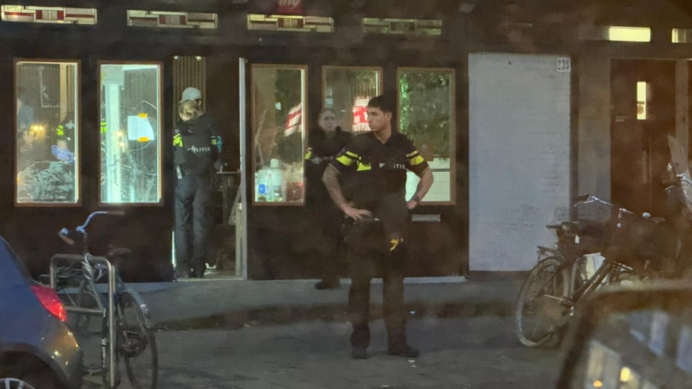 Politie zoekt in omgeving Van Woustraat naar man met mogelijk vuurwapen