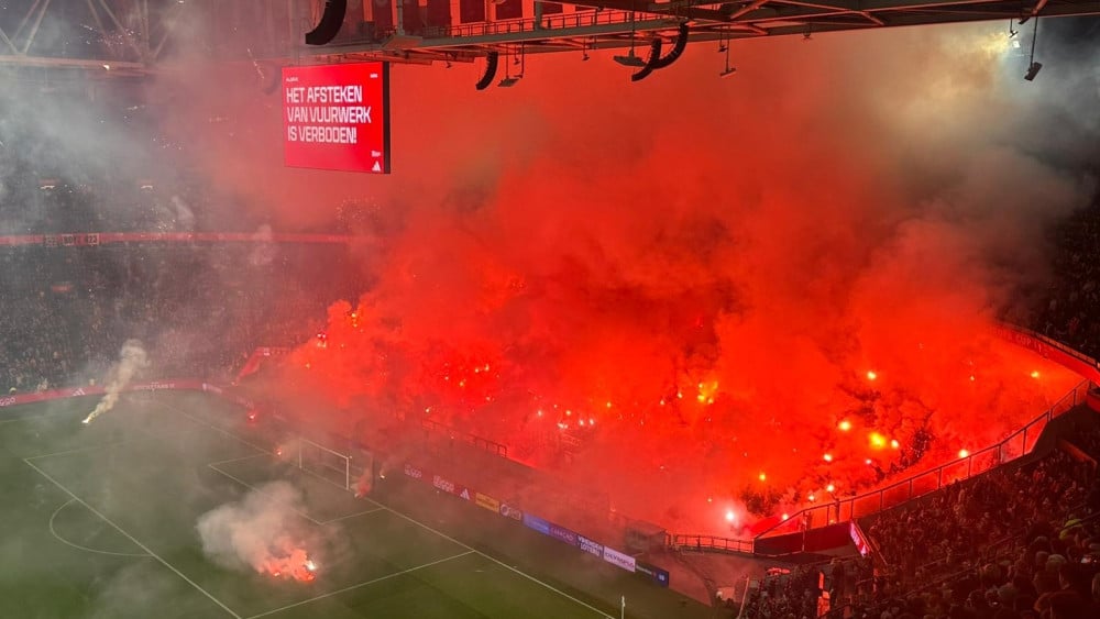 Ajax-directeur: "Nooduitgang werd geforceerd en grote groep kwam binnen met veel vuurwerk"