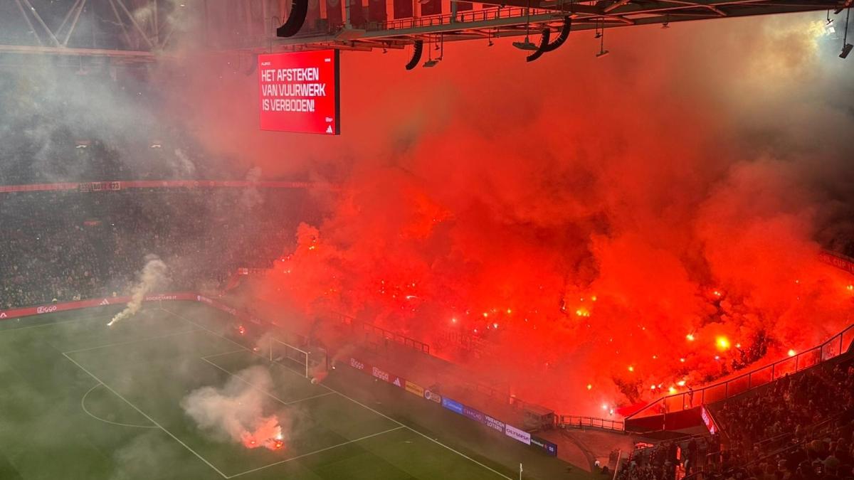 Wedstrijd Ajax - FC Groningen stilgelegd vanwege vuurwerk