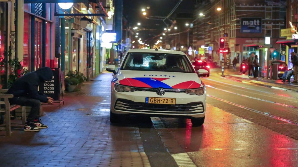 Slachtoffer raakt lichtgewond bij woningoverval in West