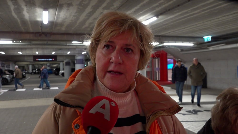 Ajaxfans balen van vuurwerk dat leidde tot staking wedstrijd: "Dit zijn oproerkraaiers"