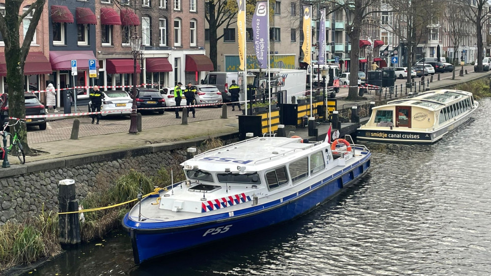 Lichaam in water bij Hobbemakade, politie doet onderzoek