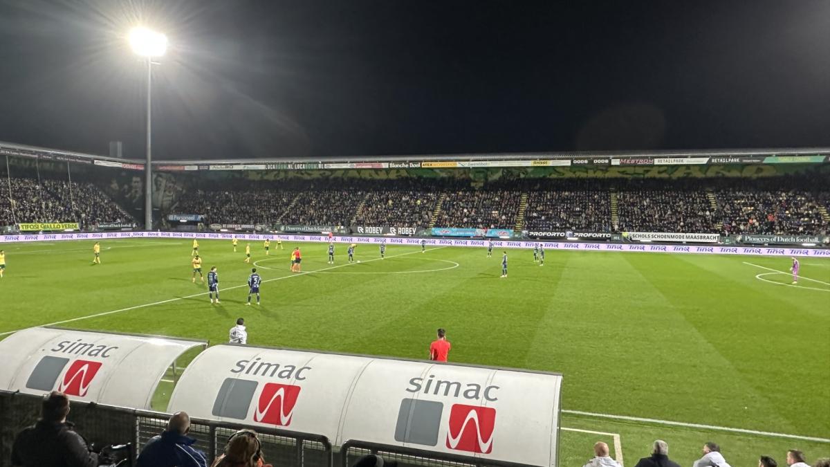 Eigen doelpunten Fortuna helpen Ajax aan zege in Sittard: 1-3