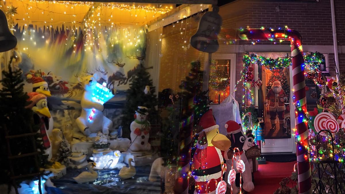 Geuzenveld, Osdorp of Reigersbos: waar staat dit jaar het mooist versierde kersthuis van de stad?