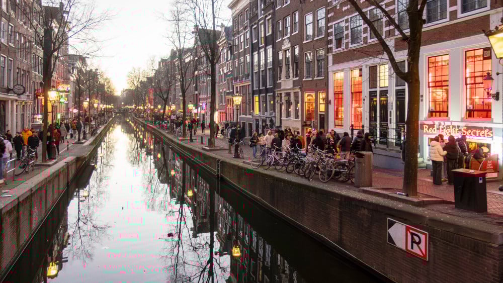 Aanhoudende overlast rond de Wallen: gemeente plaatst extra camera's