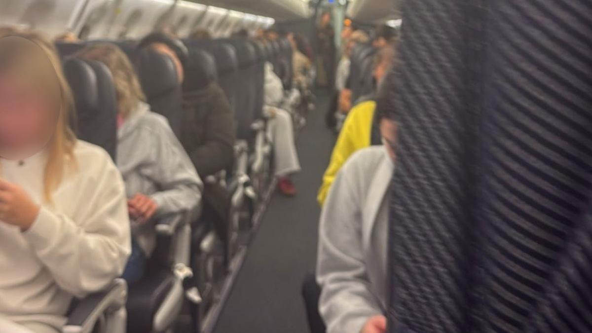 Reizigers ruim acht uur vast in stilstaand vliegtuig dat naar Londen zou gaan