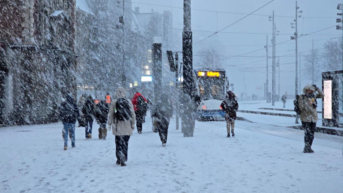 Sneeuwbuien trekken over de stad: geen treinen van en naar Amsterdam, veel vertraging bij GVB