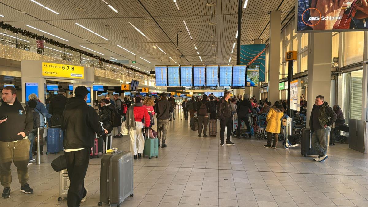 Liveblog sneeuw: 'Schiphol stuurt gestrande reizigers weg', Rijkswaterstaat: 