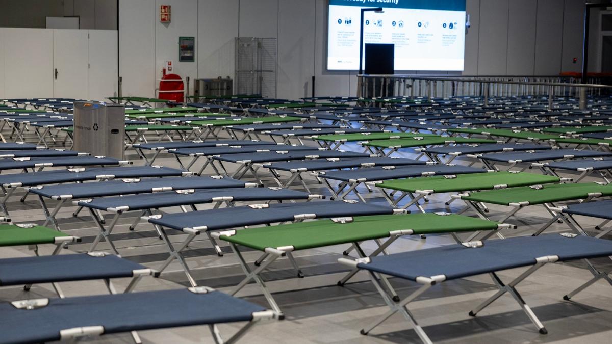 Liveblog sneeuw: Morgenochtend code oranje, veldbedjes op Schiphol