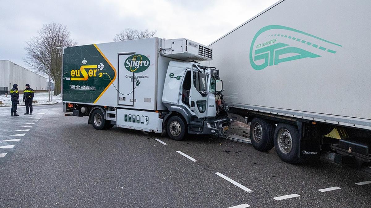 Vrachtwagens klappen op elkaar door spekgladde weg op bedrijventerrein Sloterdijk