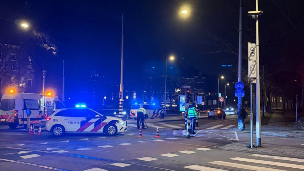 Fietser gewond bij aanrijding door auto op de Mauritskade