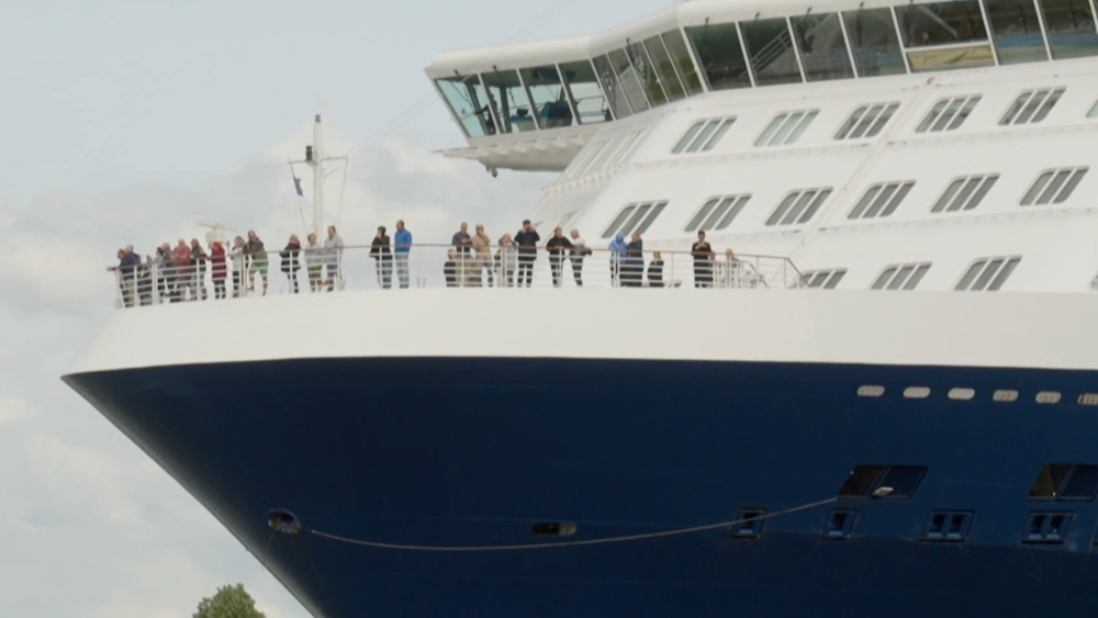 Officials: Ending sea cruises could jeopardize funding for bridge over the IJ