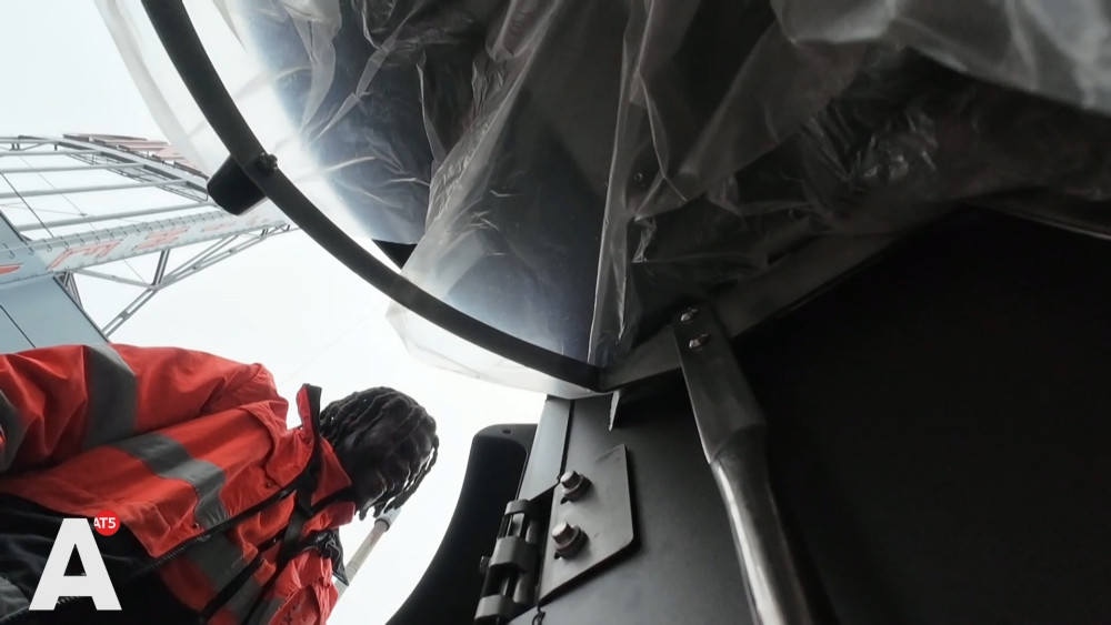 This trash can – designed for deposit hunters – aims to keep the streets clean