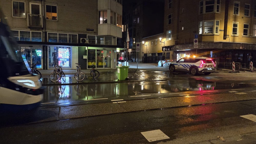 Deel Linnaeusstraat onder water door defecte hoofdleiding