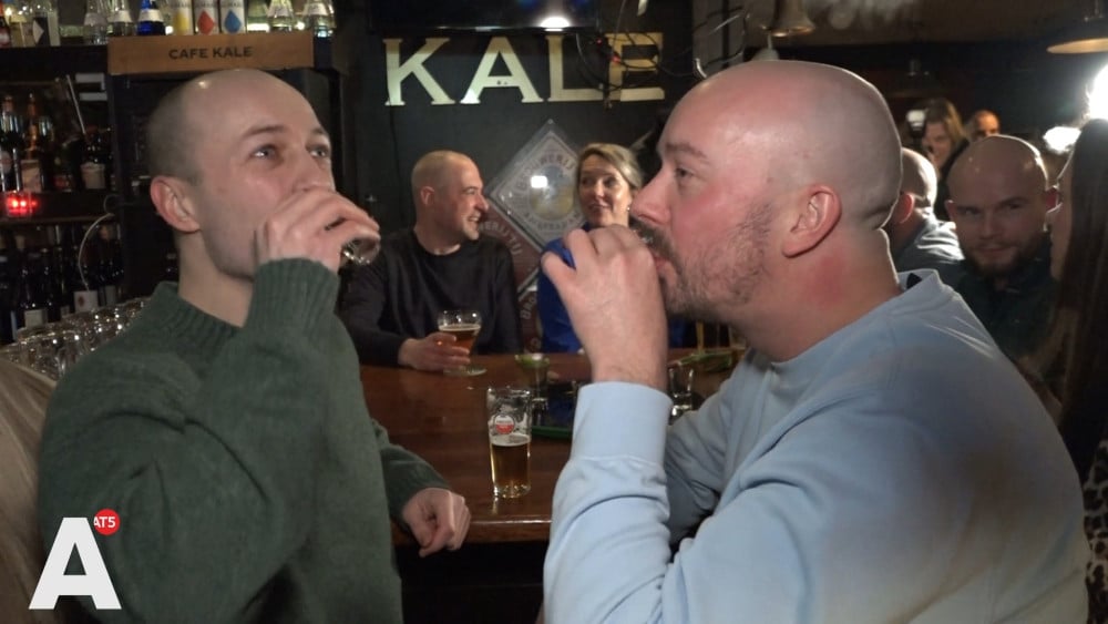 Geen haar, maar wel elkaar: café staat vol met kale mannen op Kalentijnsdag