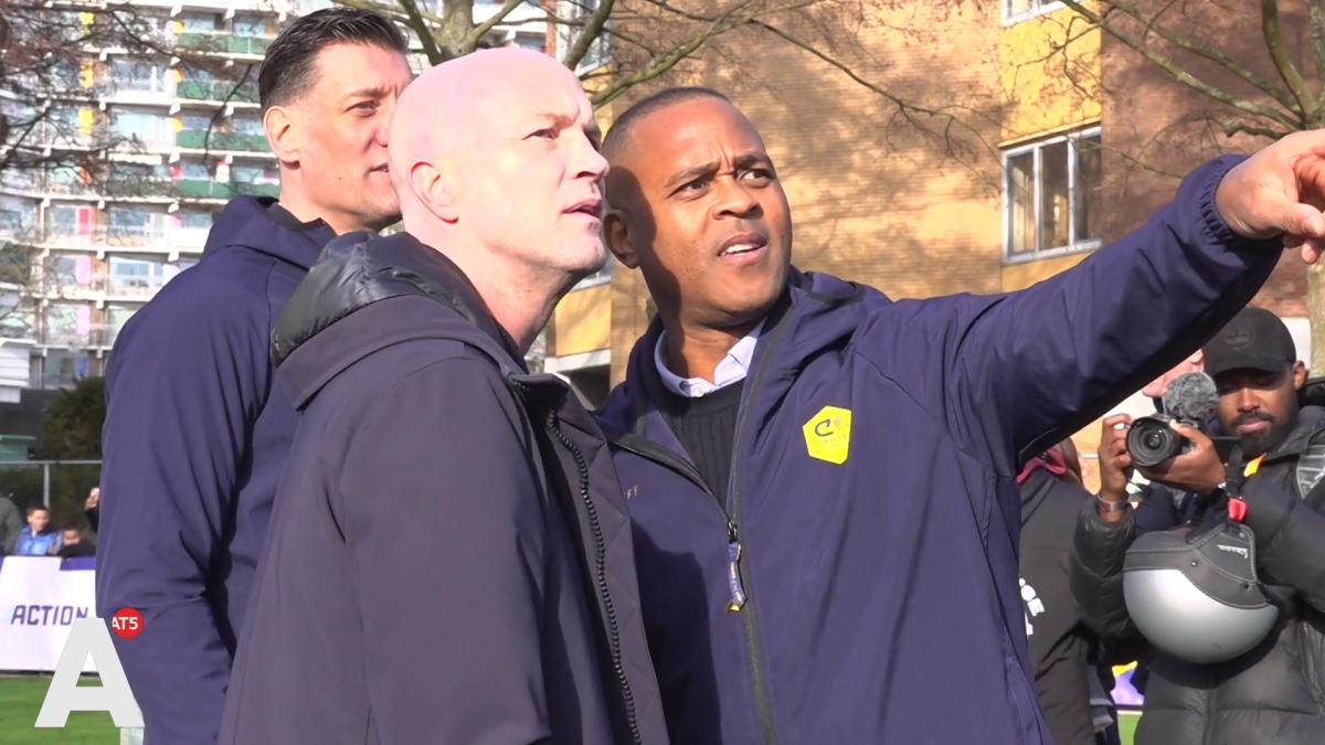 Patrick Kluivert opent, samen met Jordi Cruijff, een Cruyff Court in de buurt waar hij opgroeide