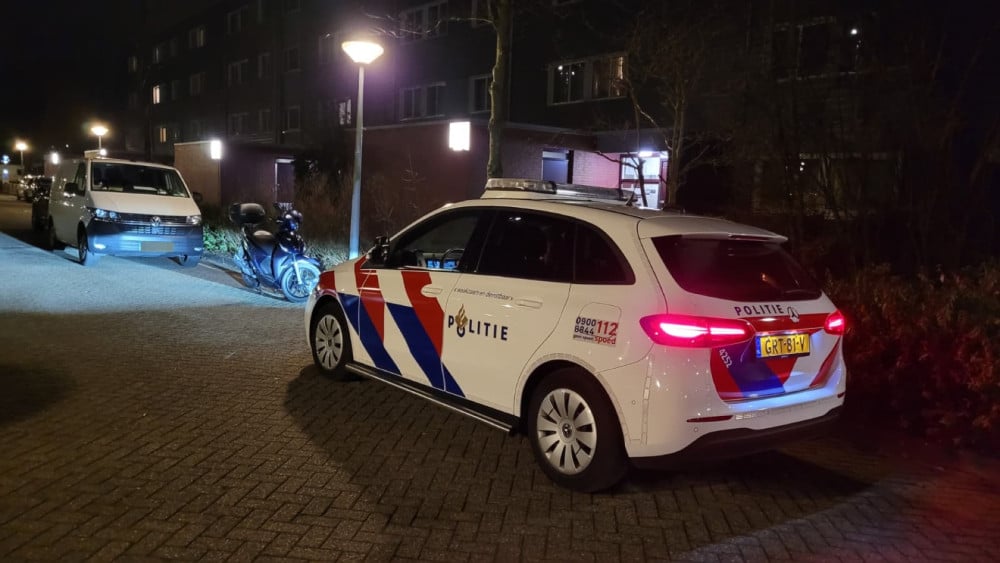 Vrouw van auto beroofd in Noord, werd met vuurwapen bedreigd