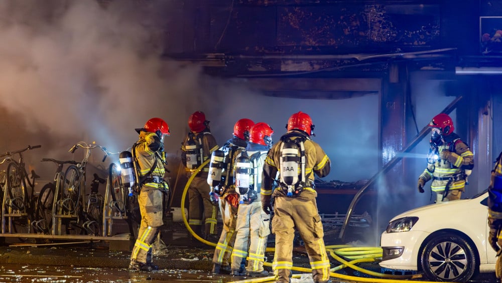 Grote brand na explosief bij winkel in Maasstraat in Zuid