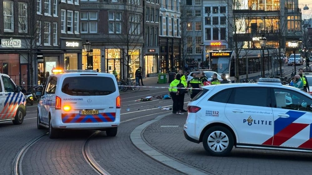 Fietser zwaargewond na aanrijding met twee trams op Koningsplein