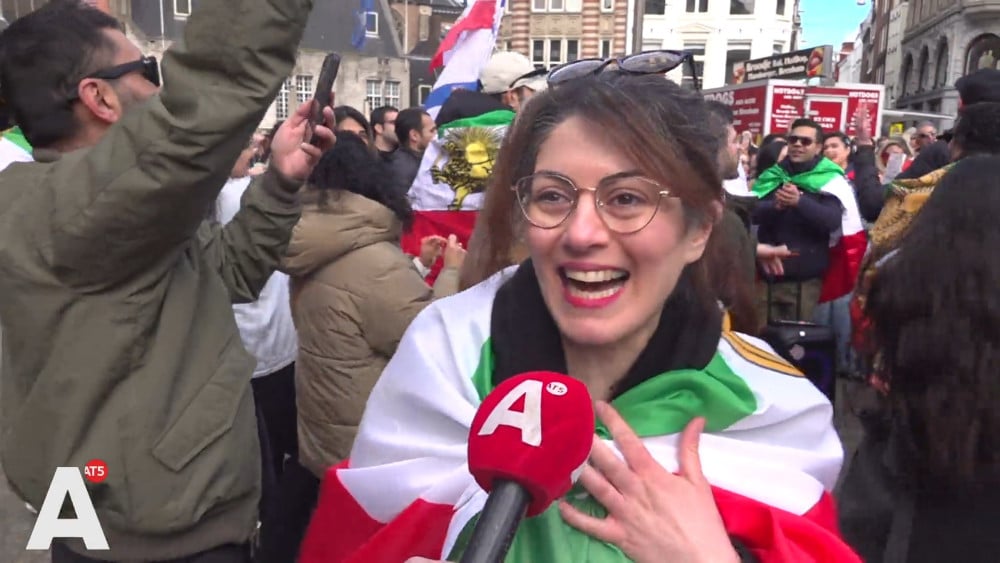 Blije Iraniërs op de Dam: "Na 47 jaar is een dictatuur vermoord"