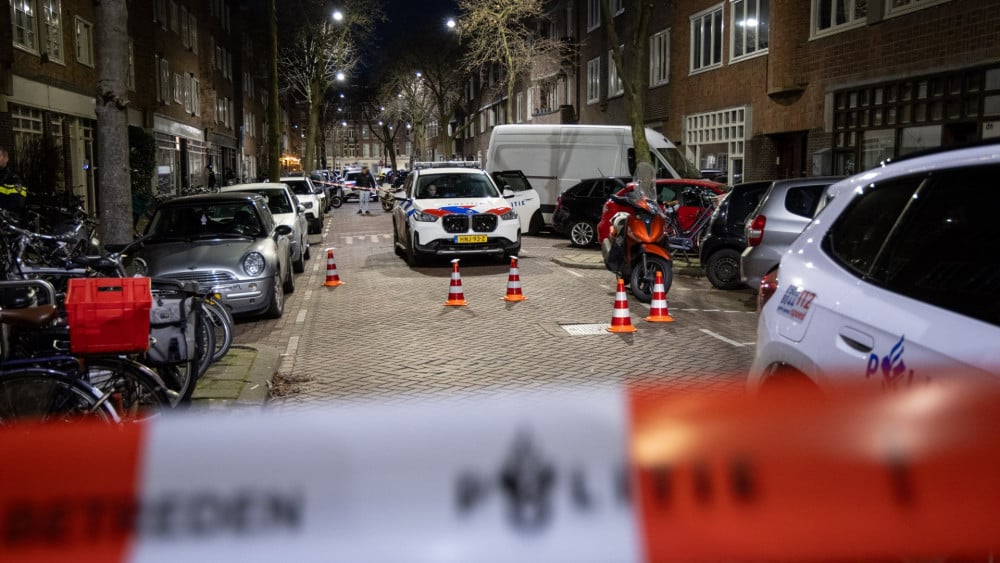 Woning beschoten op de Van Speijkstraat in West