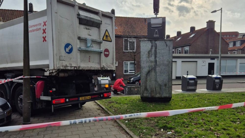 Gevaarlijke stof gedumpt in afvalcontainer Nieuw-West, politie zoekt getuigen