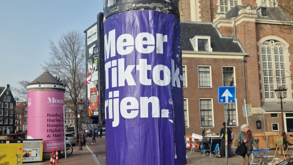 Neppe verkiezingsposters opgehangen in de stad: "Wil de PvdA meer Nutella-winkels?"