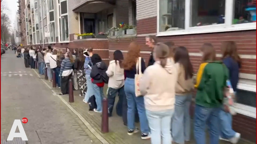 Massive queue on Looiersgracht for Harry Styles pop-up store
