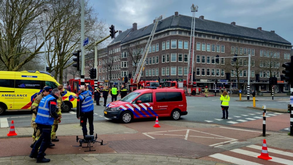 Grote brand op dak woningen Willem de Zwijgerlaan, veel brandweerwagens aanwezig