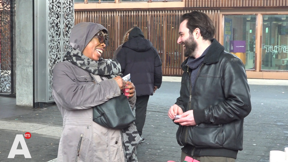 SP, BIJ1 and De Vonk hand out free public transport tickets in Zuidoost: 'Okay, one extra for your friends then'
