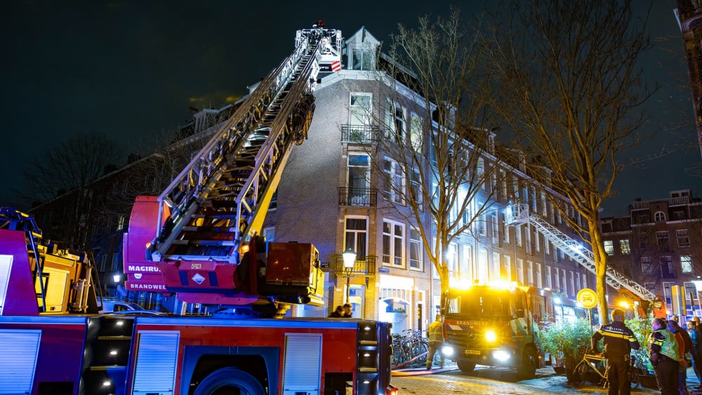 Bewoner naar ziekenhuis na brand in De Pijp, woning onbewoonbaar