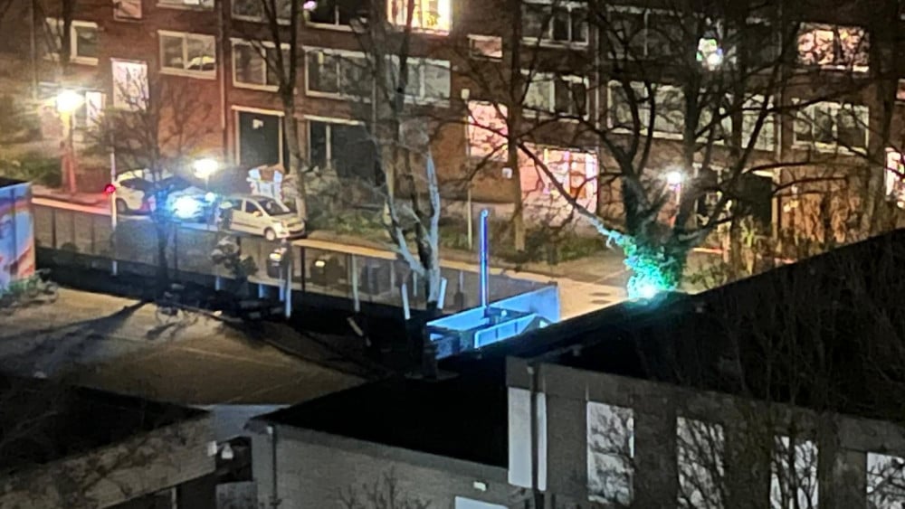 Explosie bij buitenmuur Joodse school in Buitenveldert, politie zoekt twee verdachten