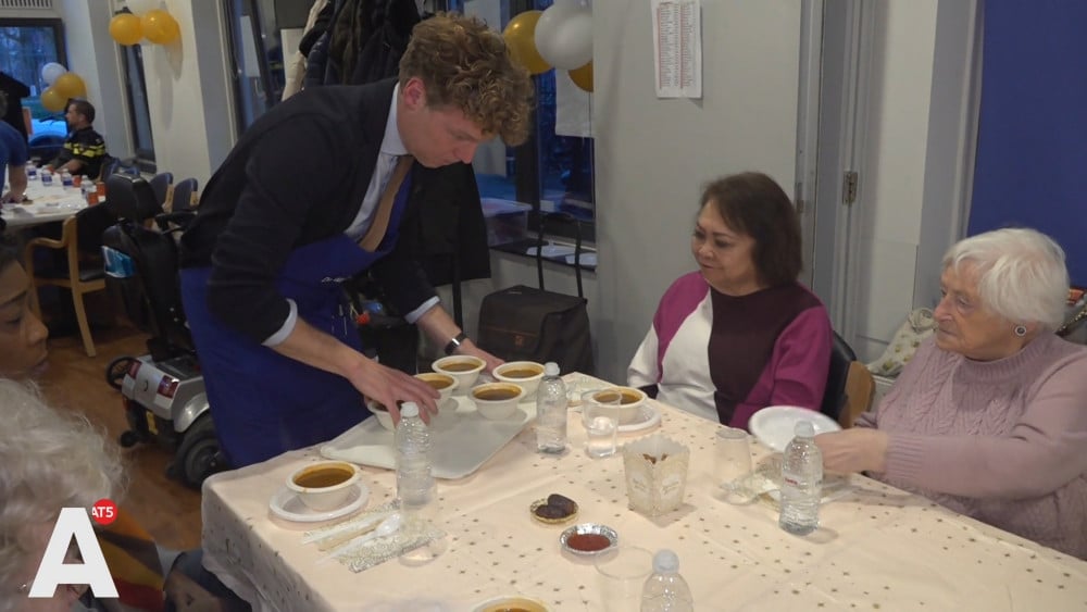 Lijsttrekker CDA viert iftar in Osdorp: "Meer CDA dan dit wordt het niet"